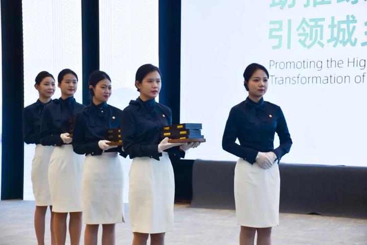 保利物業(yè) 以專業(yè)公關(guān)禮儀為核心，為高端會(huì)務(wù)保駕護(hù)航